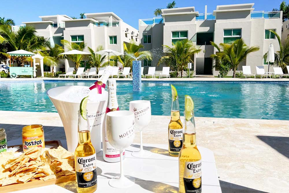 Drinks and beverages in front of the pool at Beach Apartamentos at Playa Palmera